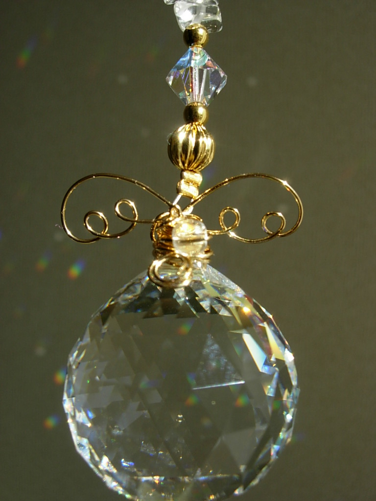 金色のワイヤーの羽とクリスタルボールの天使のネックレス