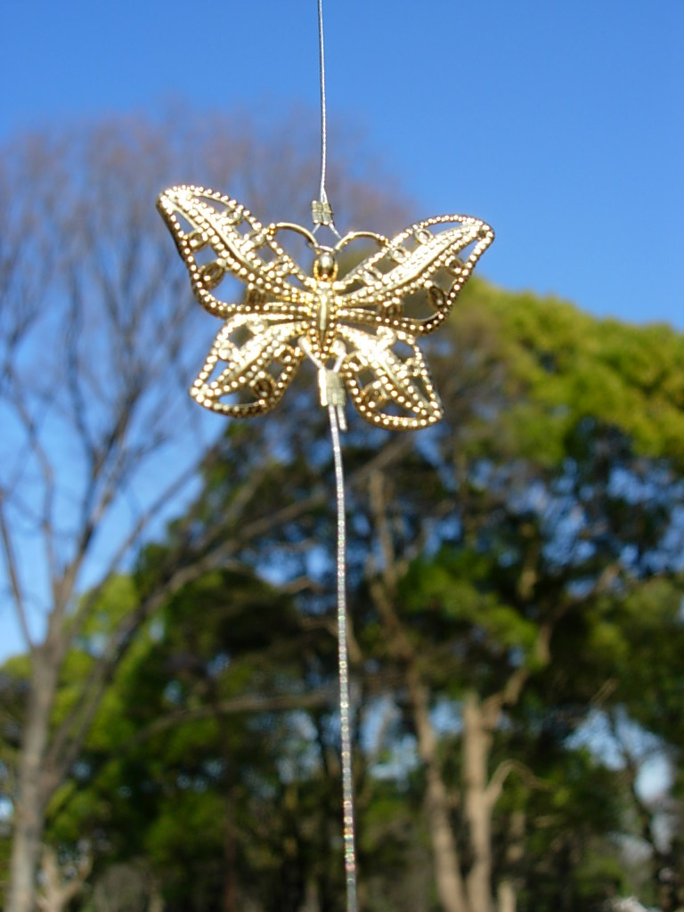 金色の蝶のチャームのネックレス