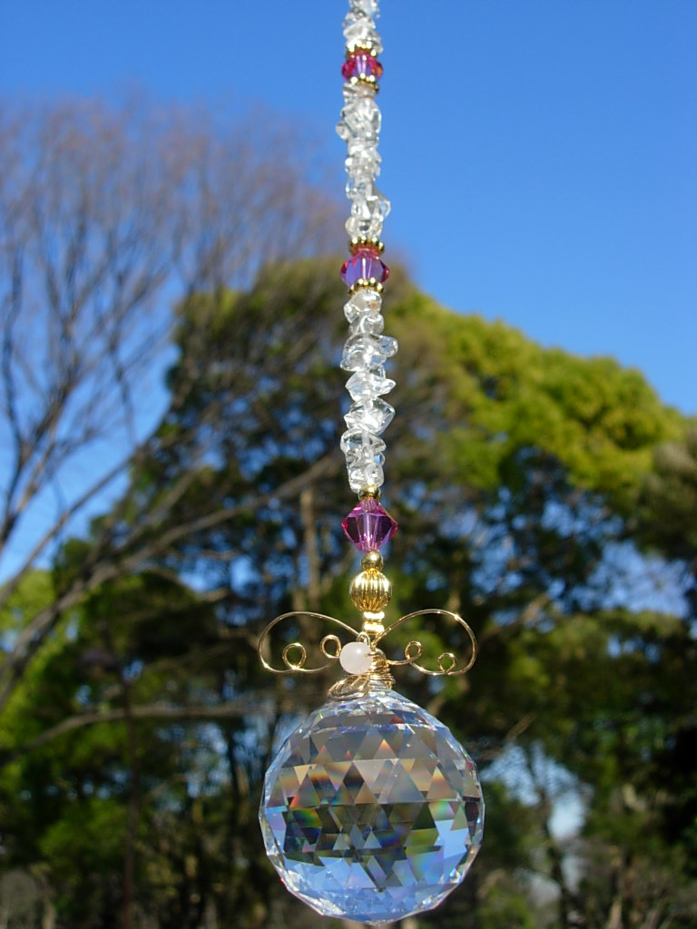 青空の下の、長い天使のネックレス